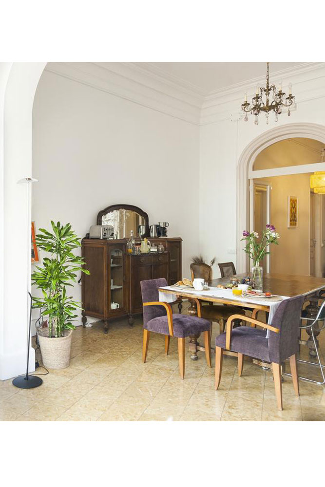 Pensión Bed and Breakfast de de 247m2 situado en el histórico edificio de las casas Ramon Almirall de Barcelona.
