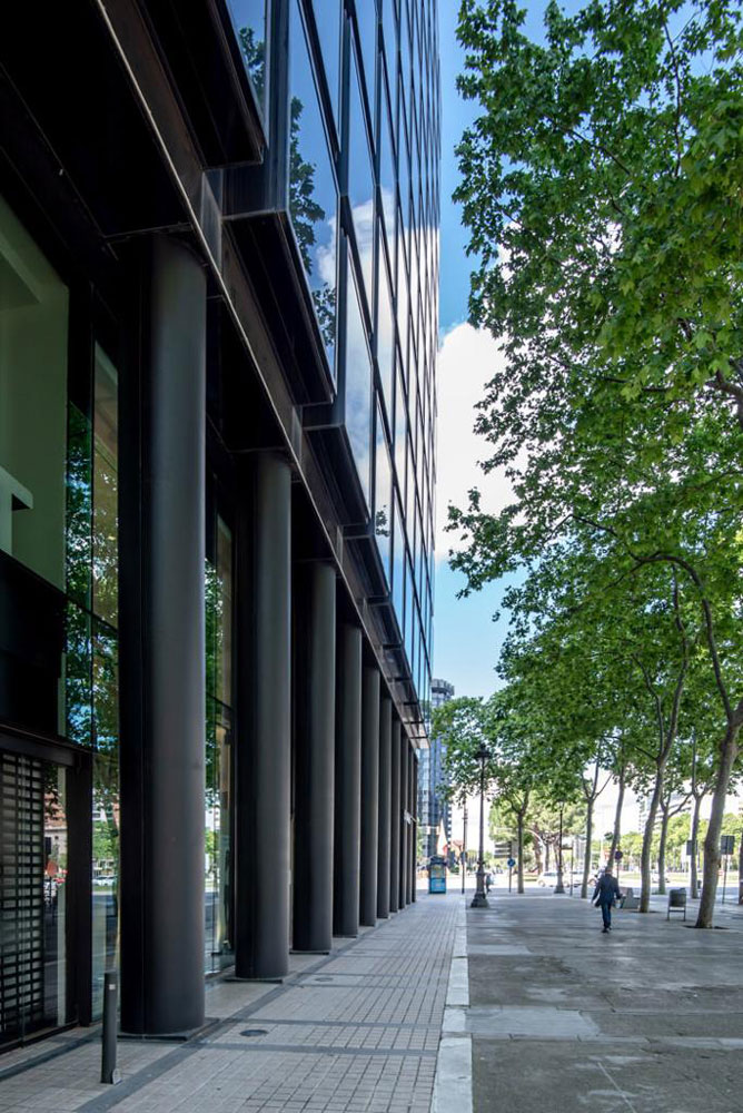 Vestíbulo del edificio Dau en la avenida Diagonal de Barcelona, proyecto ejecutivo realizado por OTP Global Engineering