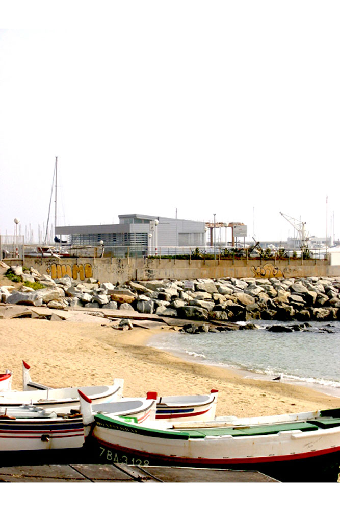 Llotja de pescadors ubicada a la dàrsena pesquera del port de Mataró, amb els equipaments necessaris per a la venta de peix