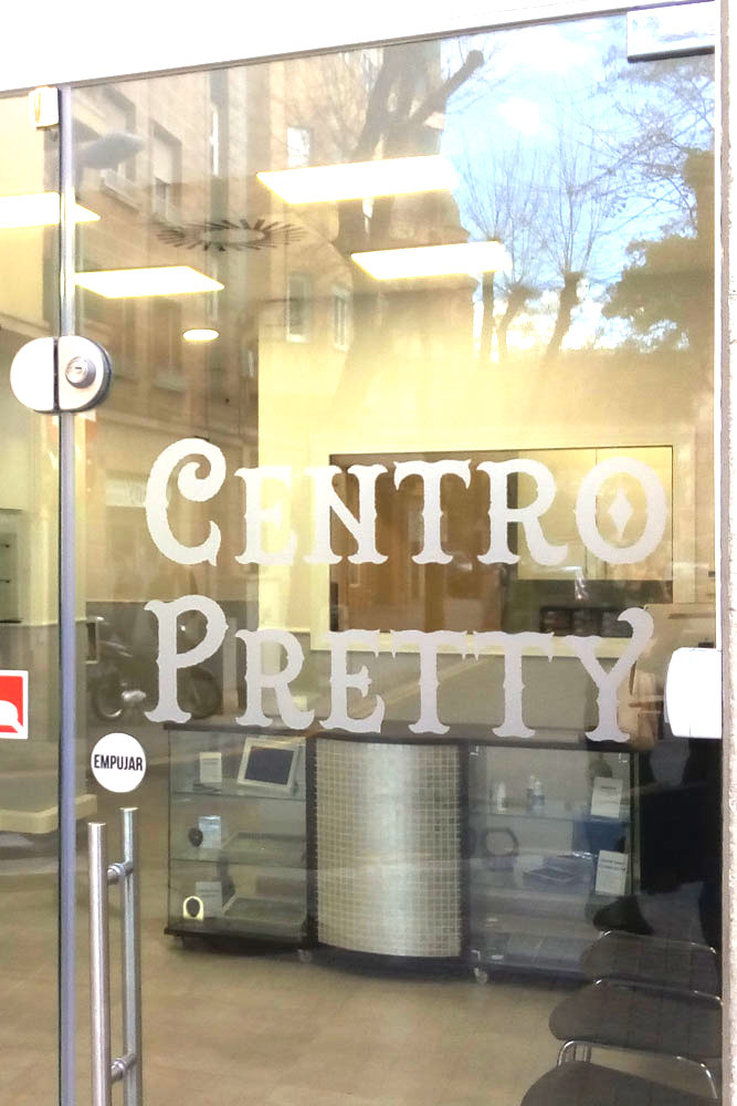 Entrada al  centre de formació Pretty clinic de Sant Andreu, Barcelona