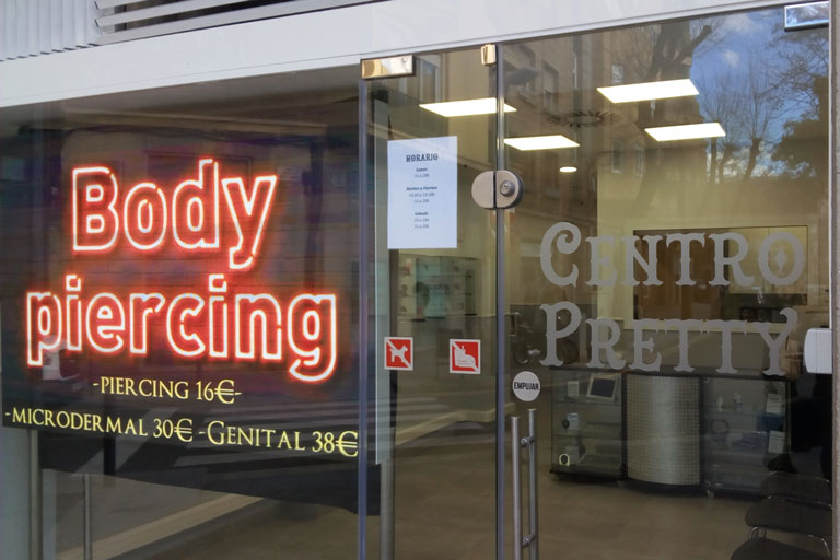 Entrada al  centre de formació Pretty clinic de Sant Andreu, Barcelona